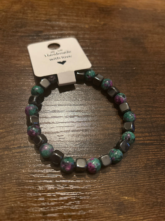 Bracelet en perles de rubis zoïsite et cubes d'hématite