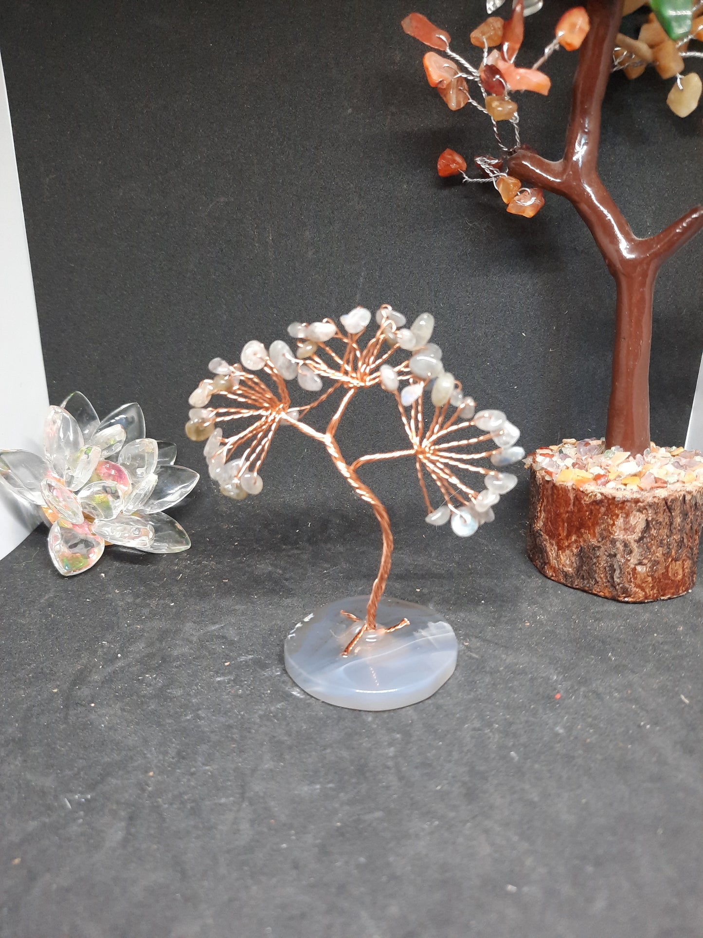 Arbre en chips sur socle en labradorite