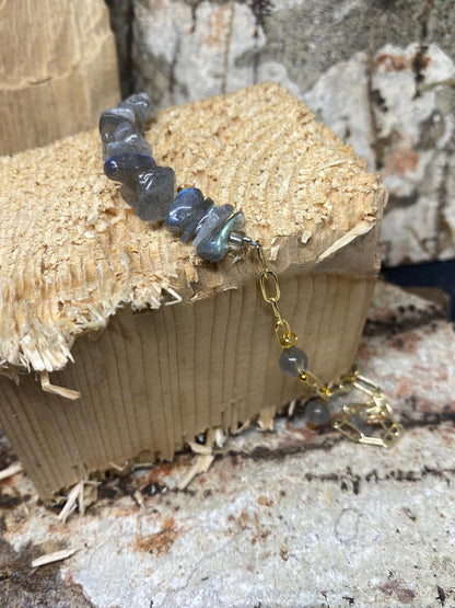 Bracelet en chips de labradorite et chaine épingle doré réglable