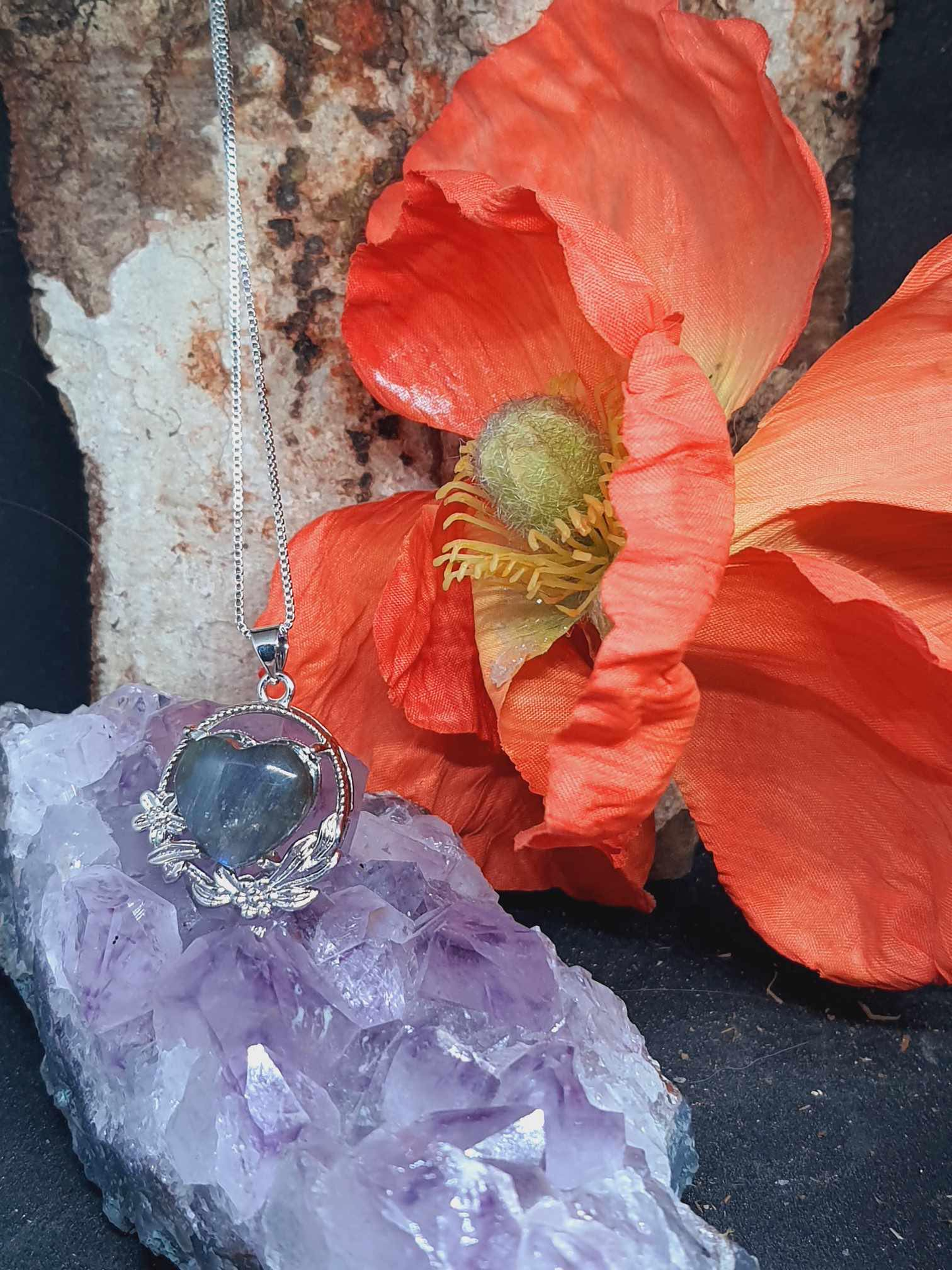 Pendentif Cœur en Labradorite serti sur Acier Inox avec Fleurs