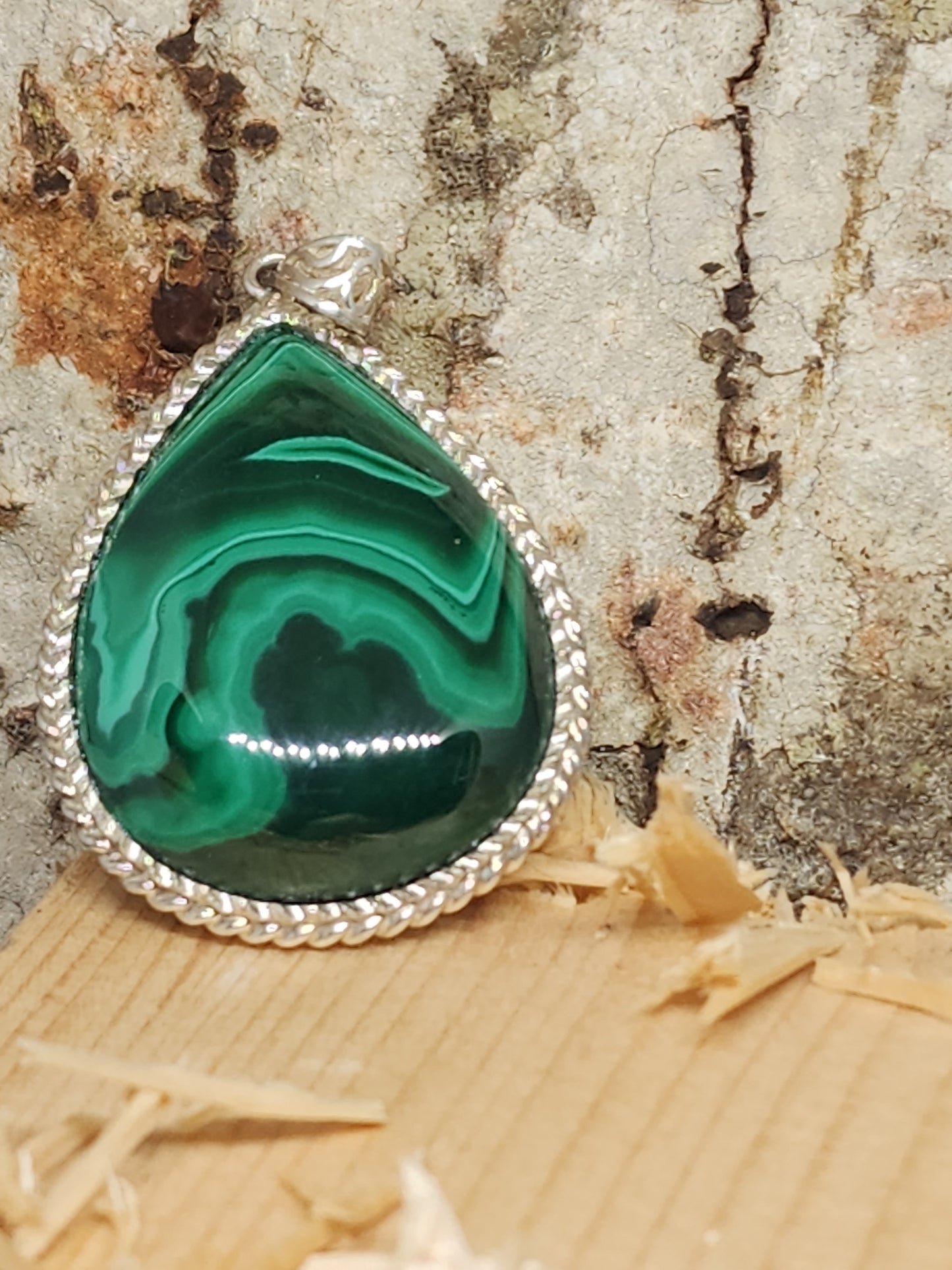 Pendentif en malachite et chaine en argent