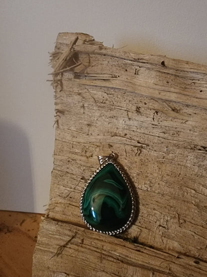 Pendentif en malachite et chaine en argent