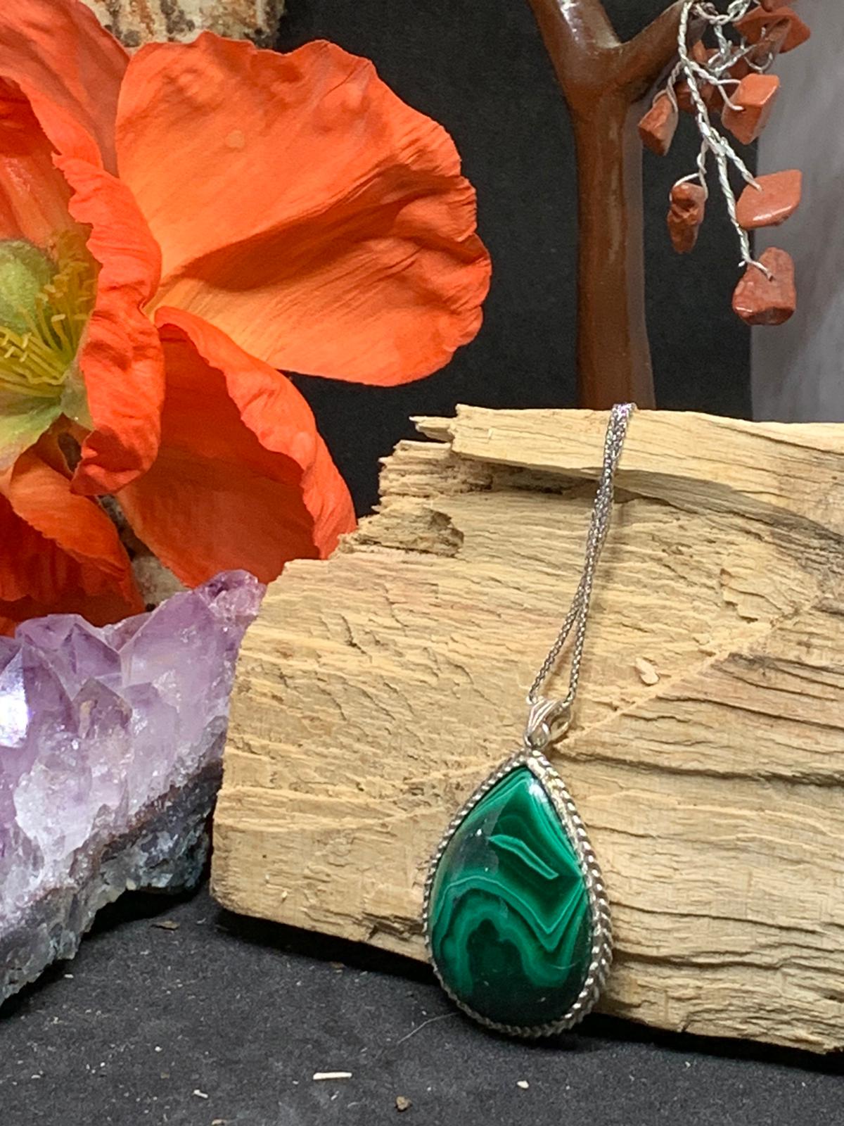 Pendentif en malachite et chaine en argent